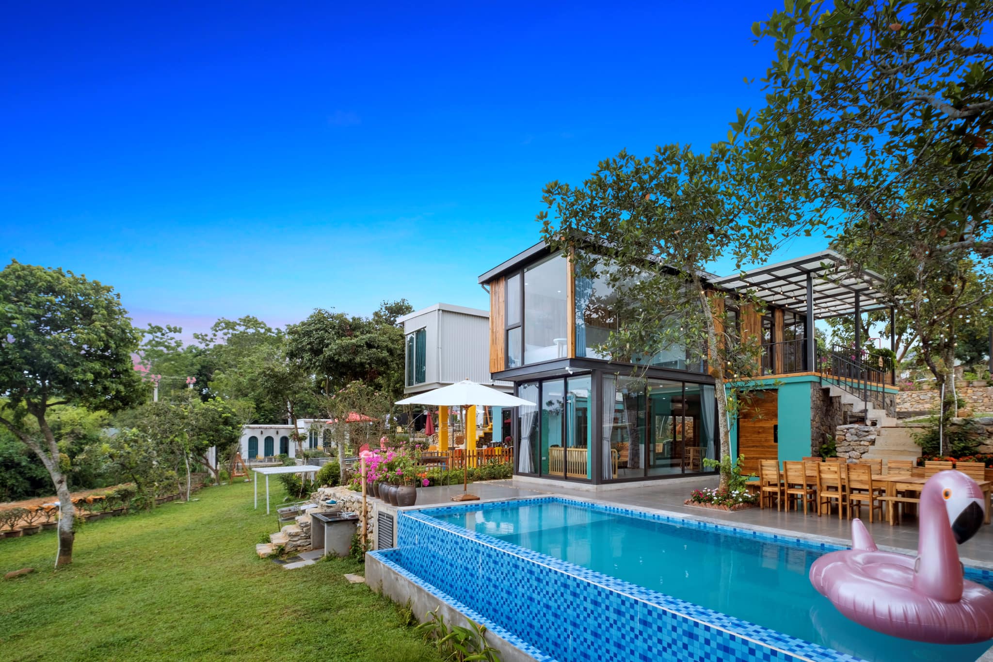 So s&aacute;nh Homestay với Bungalow eira house 